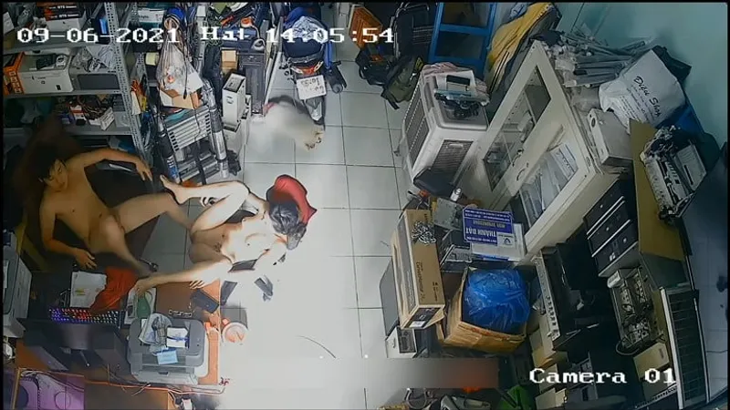 Người vợ ông chồng địt nhau trong của hàng máy tính